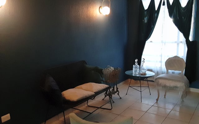 Cozy and clean house, near by shopping centers. Chill vibes.