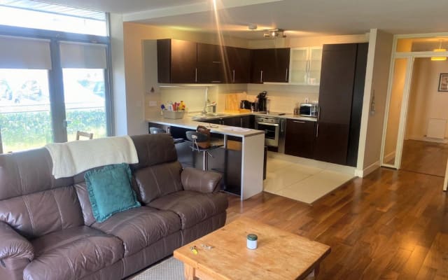 Modernes Apartment neben dem Bahnhof, 30 Minuten Zugfahrt ins...