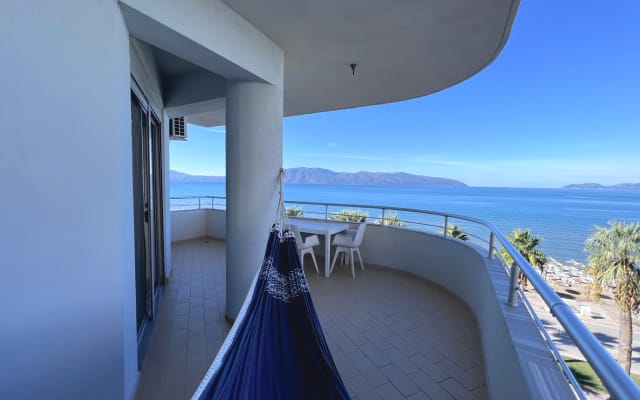 Annonce de Mentor sur misterb&b - Balcony with hammock and sea view