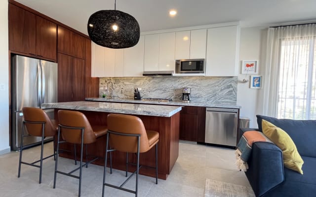 ¡Nuevo! Elegante apartamento con vistas a la bahía sin monerías.