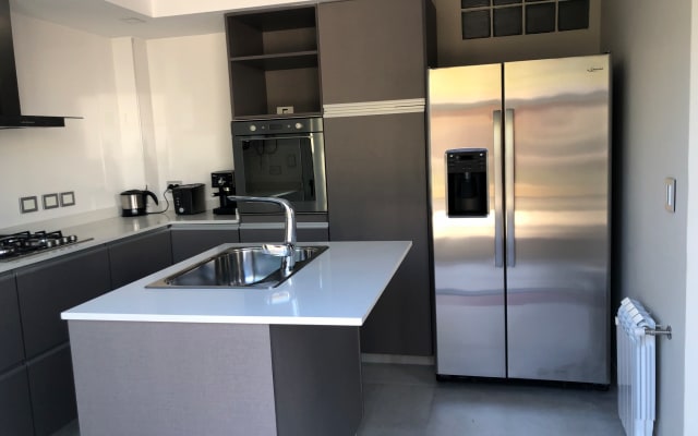 Annonce de Esteban sur misterb&b - Cocina moderna y equipada con Heladera con fábrica de hielo y agua filtrada