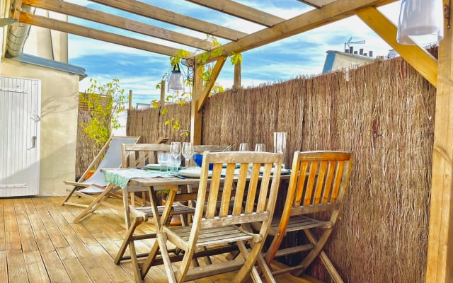 Terraço com vista para o telhado. Apartamento luminoso e tranquilo no...