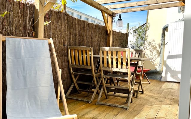 Terrace with rooftop view. Quiet, bright apartment in central Paris