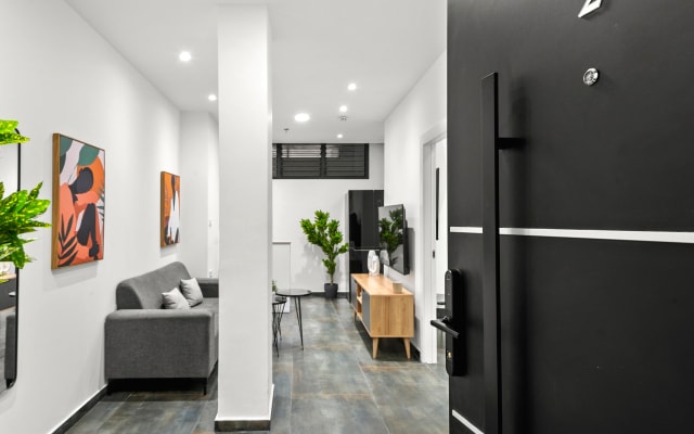 Moderno apartamento renovado com abrigo anti-bombas
