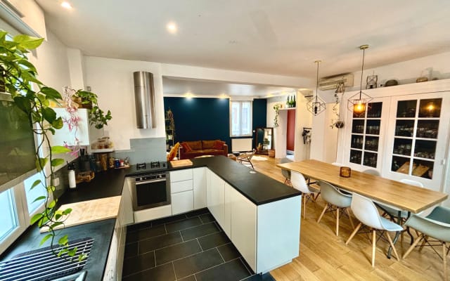 Comfortable house with jacuzzi - secure garage