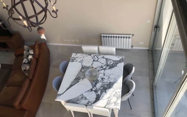 Annonce de Esteban sur misterb&b - Comedor con mesa de Mármol Arabescato 