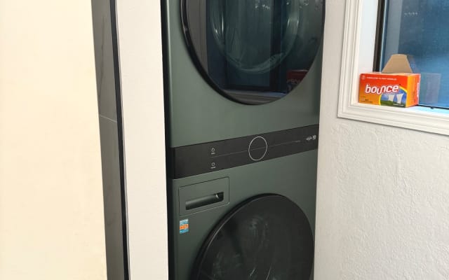 Anuncio de Jackie en misterb&b - The washer and dryer located on the first floor, just go downstairs turn left, go through the hallway directly. We provide free clothes detergent. This laundry is a shared space, please clean the filter screen of the dryer after use. 