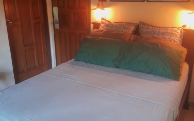 Anúncio de Mike em misterb&b - Full size comfy bed with quality bed linens and pillows