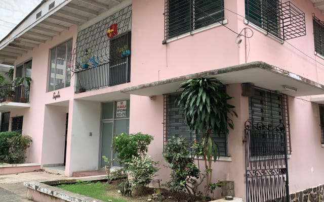 Chambre privée avec salle de bain commune dans un endroit central