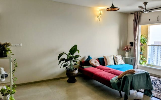 Apartamento suburbano num arranha-céus minimalista e com bom gosto