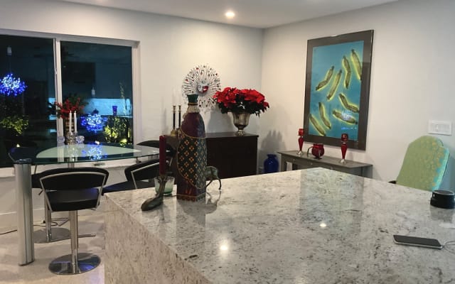 "Charming home, ideal for seasonal guests, with inviting bedrooms." - Picture 18