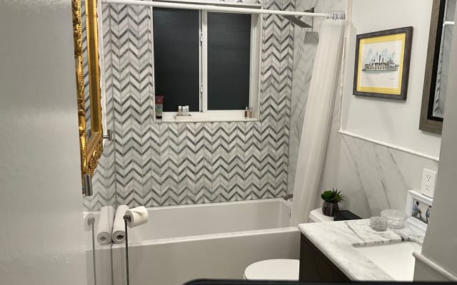 "Charming home, ideal for seasonal guests, with inviting bedrooms." - Picture 20