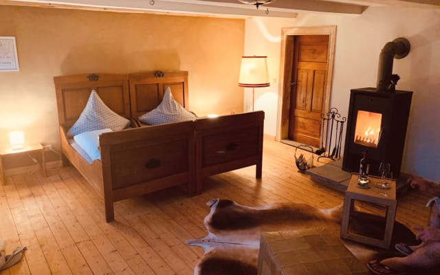 Romantisches Kaminzimmer auf dem Bauernhof