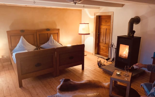 Romantisches Kaminzimmer auf dem Bauernhof