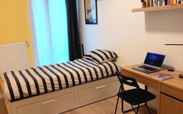 Cosy private room in lively and central neighborhood