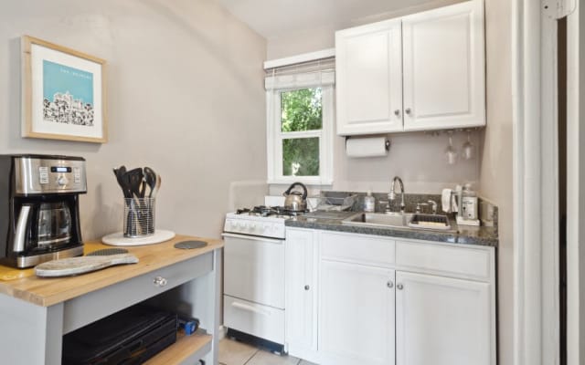 HOLLYWOOD GEM - Newly Renovated, Deep Soak Tub, Queen Bed!  - Picture 7
