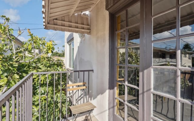 HOLLYWOOD GEM - Newly Renovated, Deep Soak Tub, Queen Bed!  - Picture 12