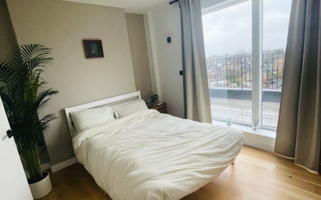 En-suite in penthouse with London skyline view