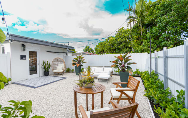 Clothing Optional - Cozy studio with large garden & private!