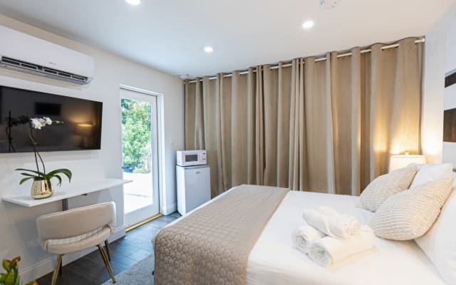 Clothing Optional - Cozy studio with large garden & private!