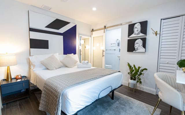 Clothing Optional - Cozy studio with large garden & private!