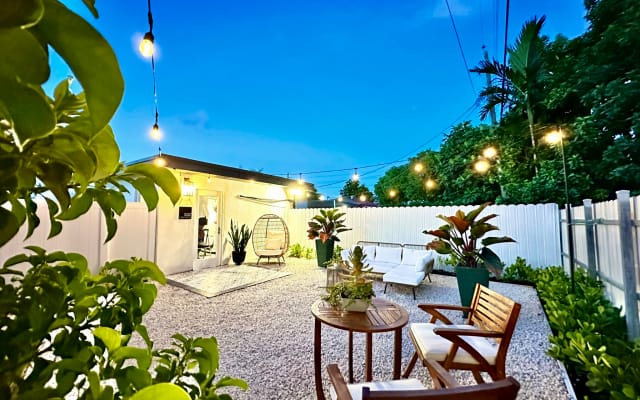 Clothing Optional - Cozy studio with large garden & private!