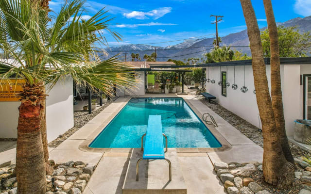 Annonce de Michael sur misterb&b - 40 feet long pool. There is not a heater and pool water is very chilly during from November to early April.