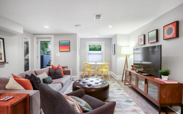 City-chic park-side flat near iconic DC landmarks