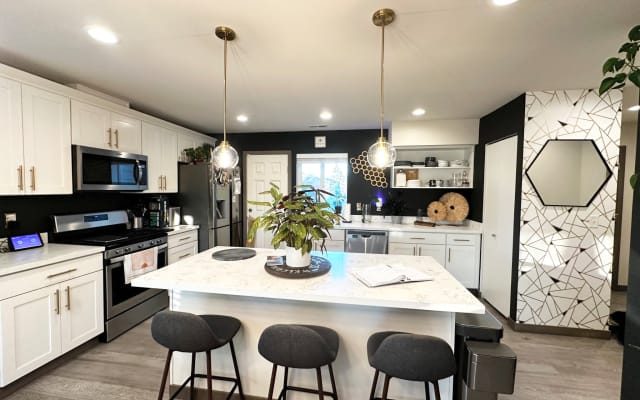 Dale and Connors Inserat auf misterb&b - Large open concept kitchen, perfect for cooking, pots and pans are supplied along with spices! 