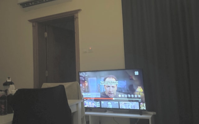 Tenho um apartamento de 1 Bhk limpo e arrumado que contém uma cama de...
