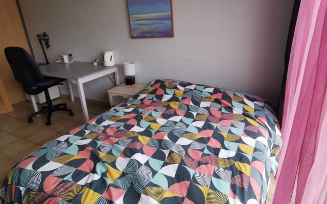 Chambre avec bureau et salle d'eau+ WC au calme