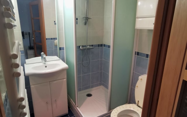 Chambre avec bureau et salle d'eau+ WC au calme