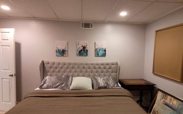 Upgraded Private get-a-way near new Assembly Studios Grey Television - Picture 8