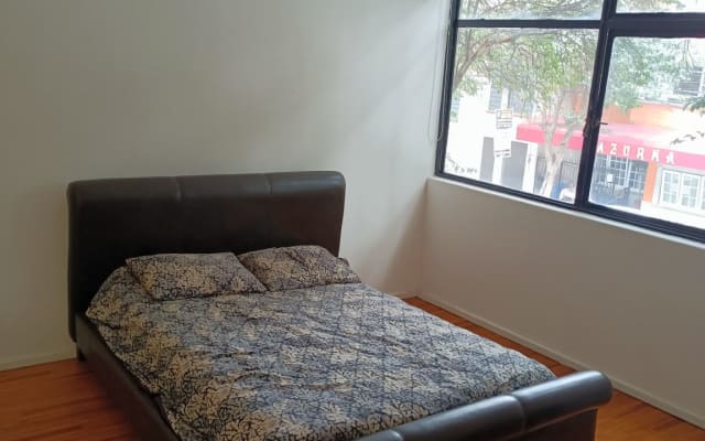 Privatzimmer in schön beleuchteter Wohnung