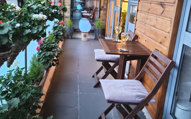 Large room with kingsize bed, private bathroom, balcony & parking