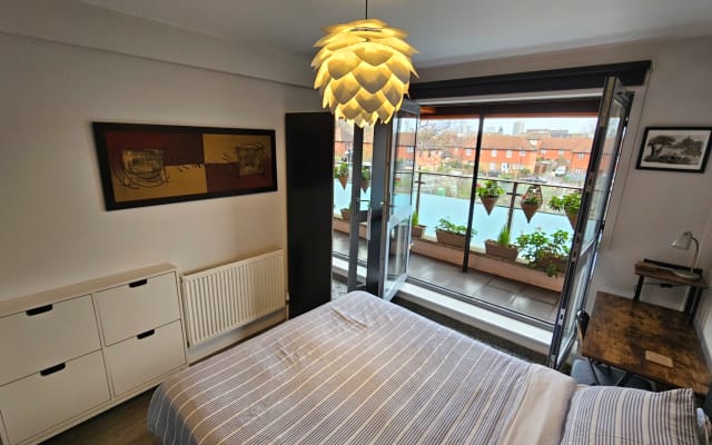 Large room with kingsize bed, private bathroom, balcony & parking