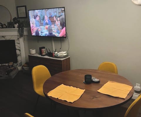 Anúncio de Nicholas em misterb&b - Dining Room Table