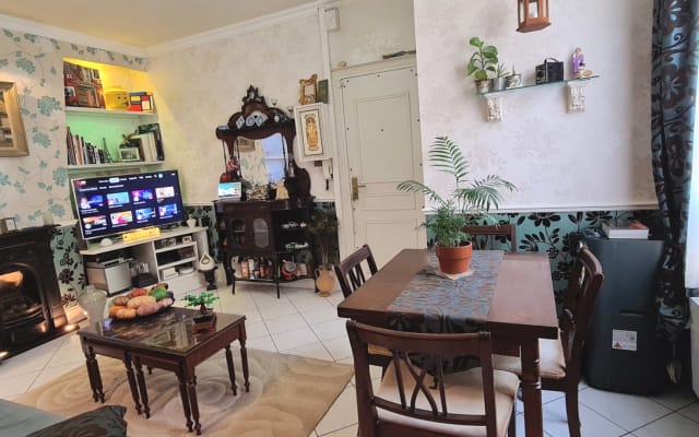 Elegant, central apartment in a quiet, private street