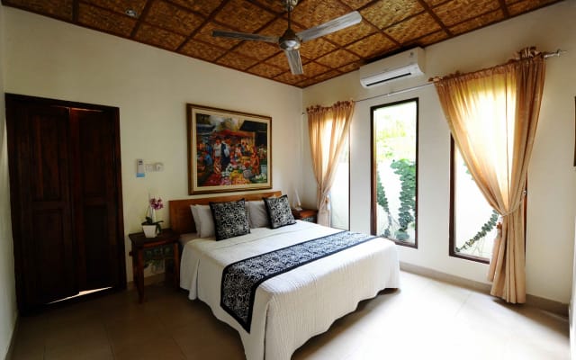 Villa Paradise-Tropical 2 bedroom villa with large pool and garden.