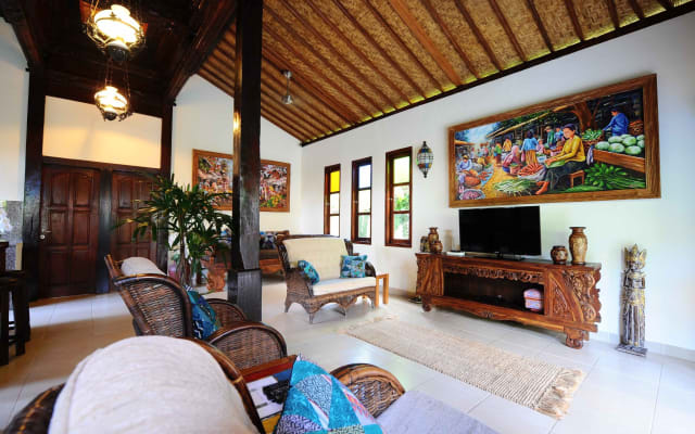 Villa Paradise-Tropical 2 bedroom villa with large pool and garden.