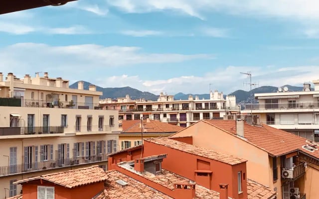 CHARMANT DEUX PIÈCES, AU CŒUR DE NICE, Place Garibaldi, dernier étage
