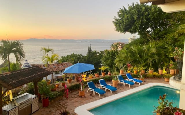CHARMANTE UND PRIVATE VILLA IN CONCHAS CHINAS MIT MEERBLICK