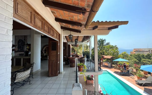 CHARMANTE UND PRIVATE VILLA IN CONCHAS CHINAS MIT MEERBLICK