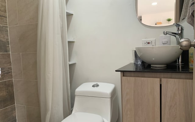Aria condizionata + 15 minuti dalla stazione di Poblado + letto queen...