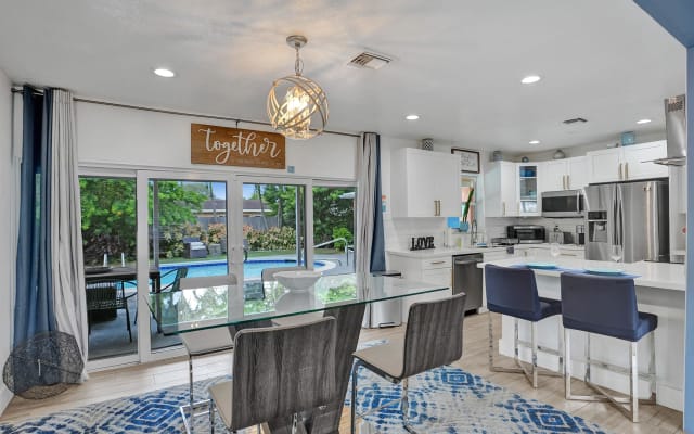 Luxe Beach House w / Pool, Hot Tub, Outdoor-Küche, und Pool Cabana!