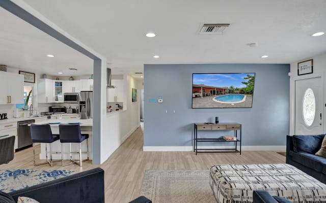Luxe Beach House w / Pool, Hot Tub, Outdoor-Küche, und Pool Cabana!