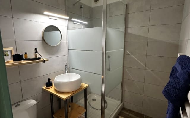Grand studio cocooning refait à neuf dans une petite résidence.