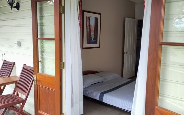 Chambre double avec balcon, calme et confortable