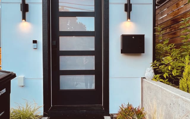 Capitol Hill brand new private room friendly host close to gay venues