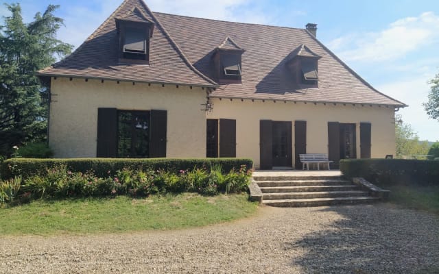 Gîte à la campagne avec tennis et piscine privés